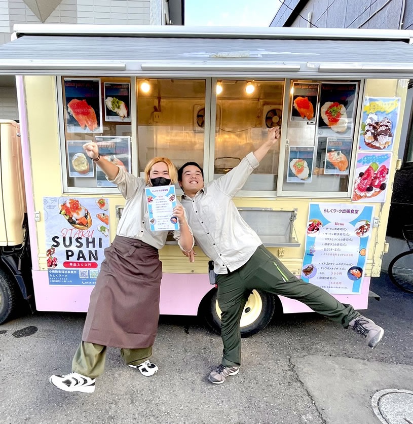 キッチンカーの前でポーズするスタッフ